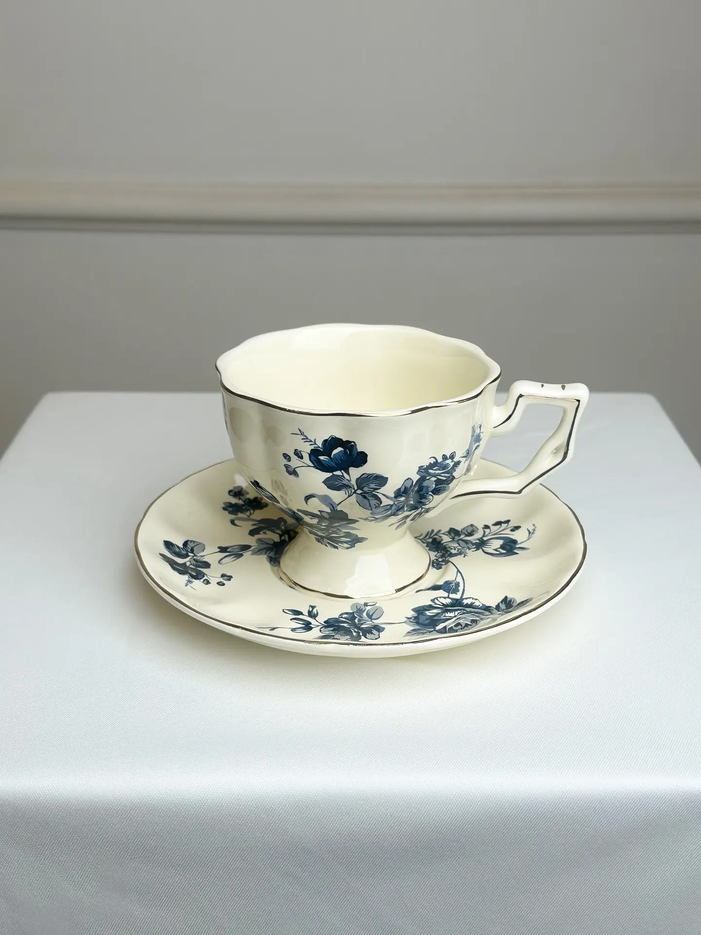 كوب سيراميك بنقش زهور زرقاء مبهجه