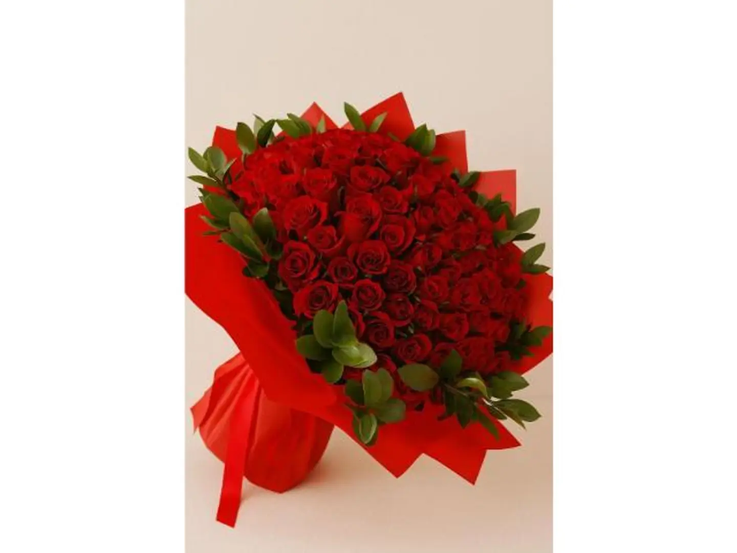 باقة ورود حمراء مع زهور روسكوس