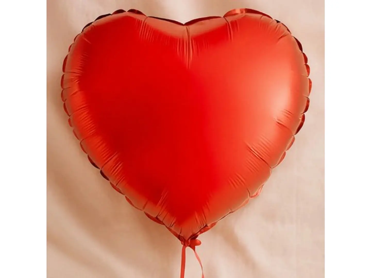 بالون القلب الأحمر
