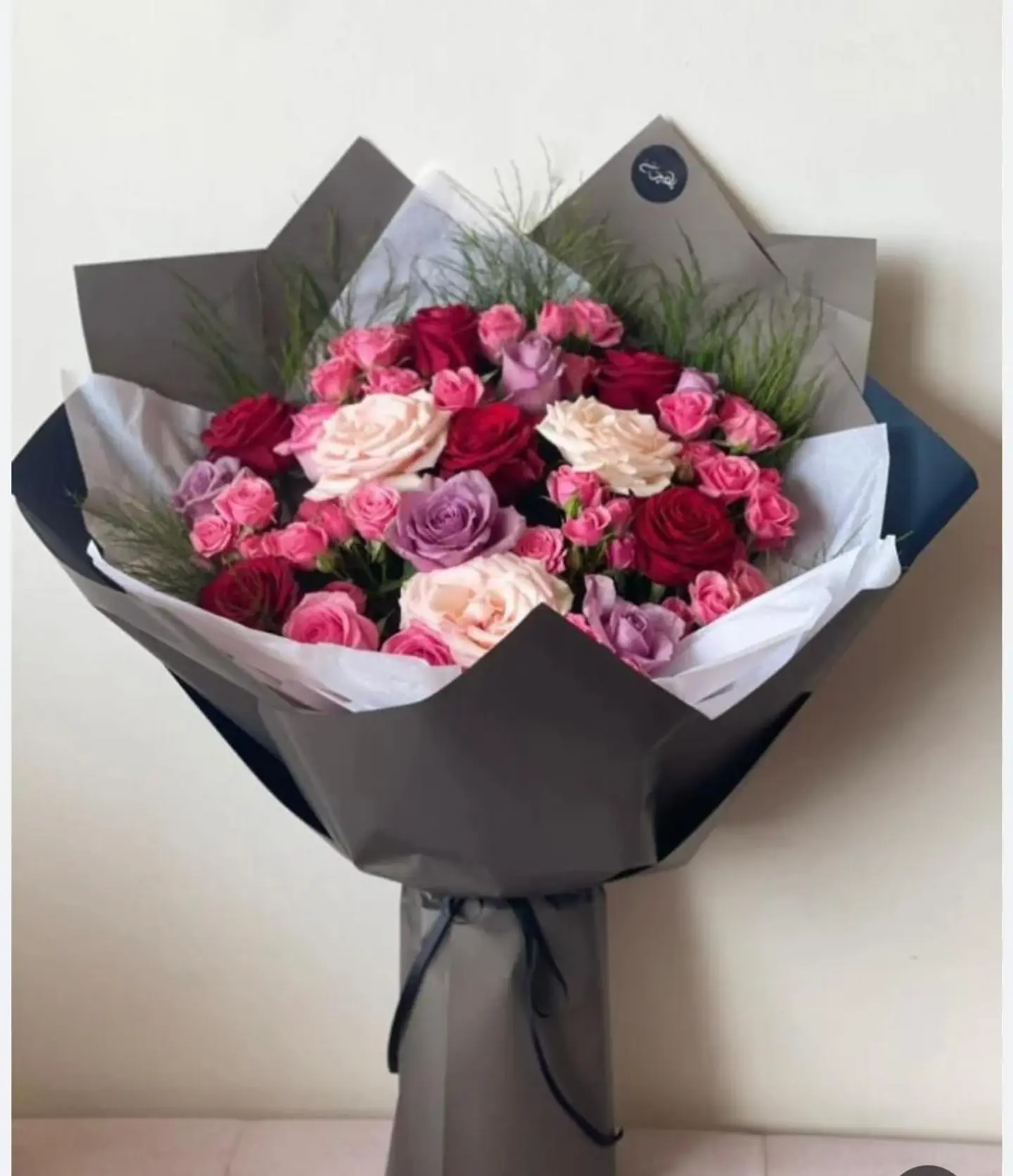 بوكيه جوري رمادي مع بيبي روز ملون