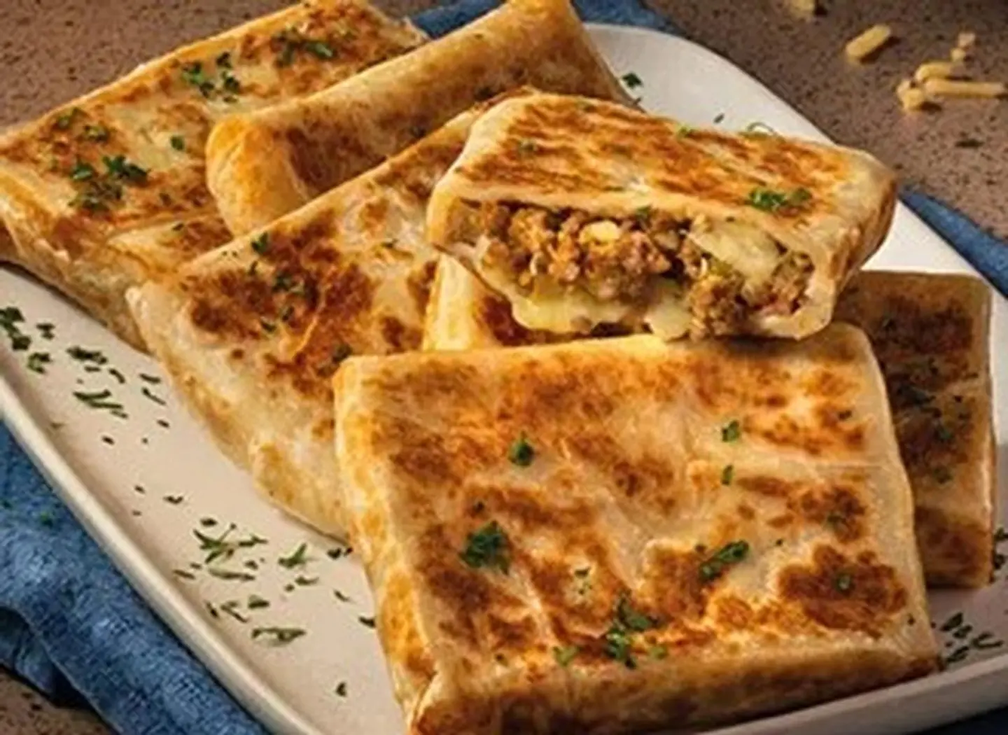مطبق لحم طازج بالجبن
