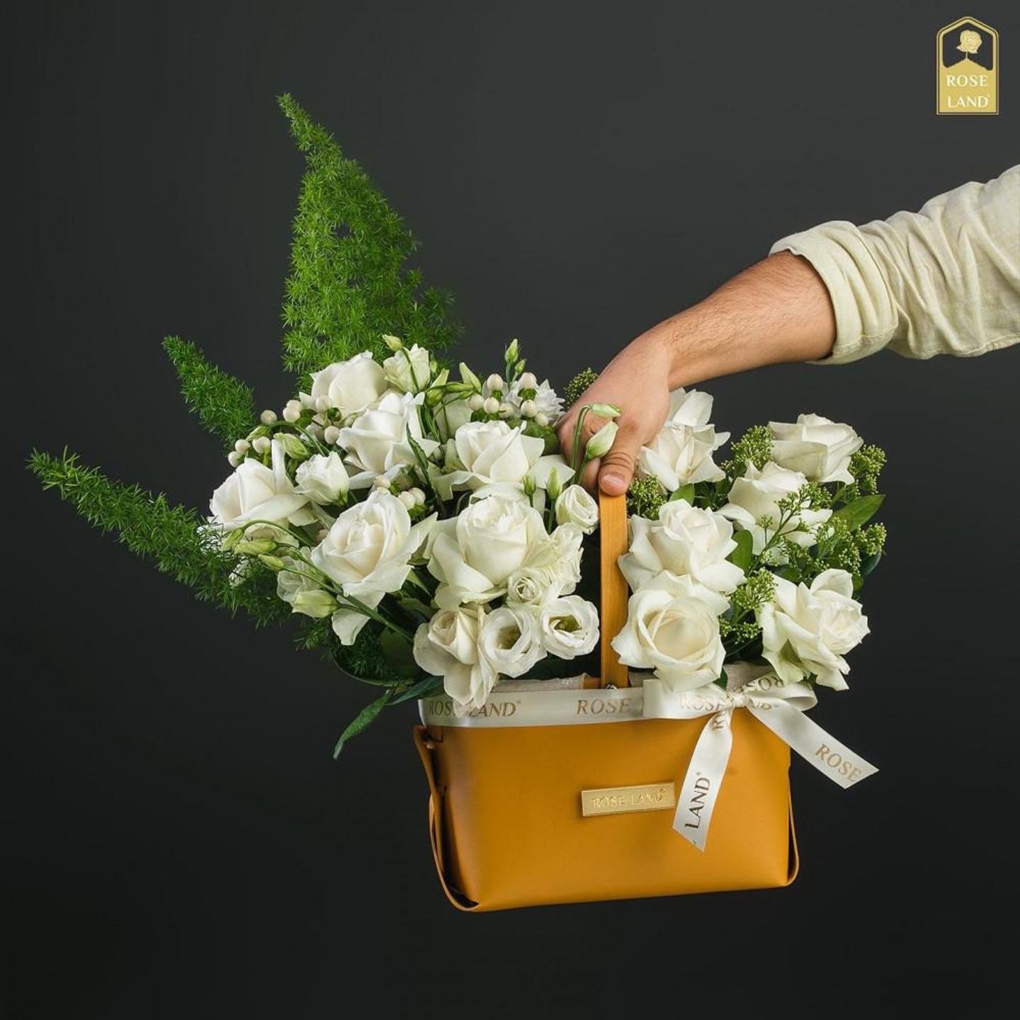 باقة ورد بقاعدة جلدية فاخرة
