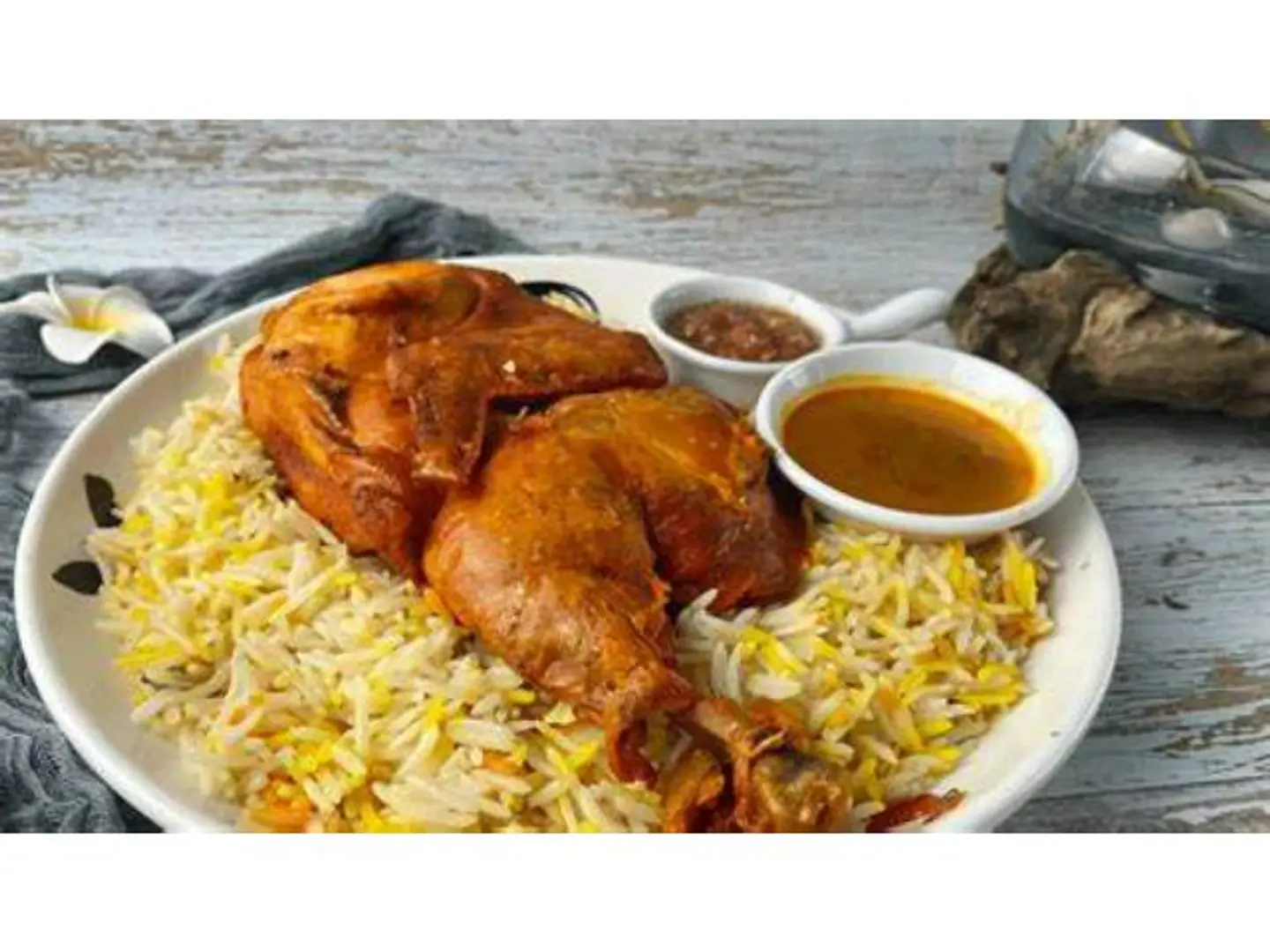 نص دجاج مقلي مع رز بخاري