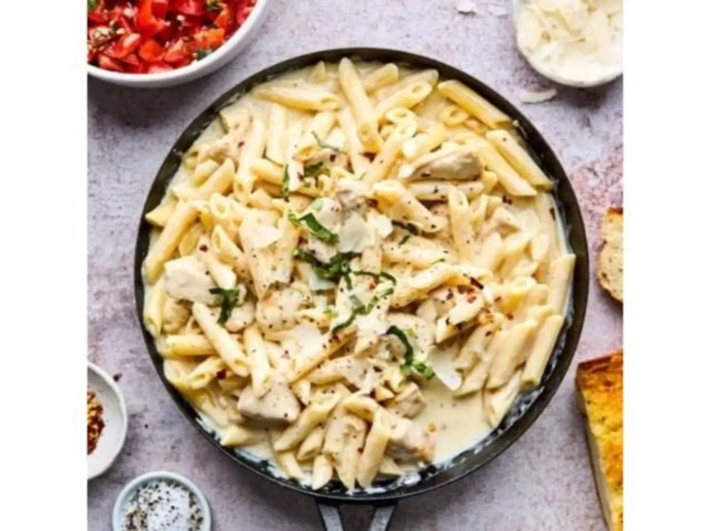 معكرونة بصلصة بيضاء دجاج