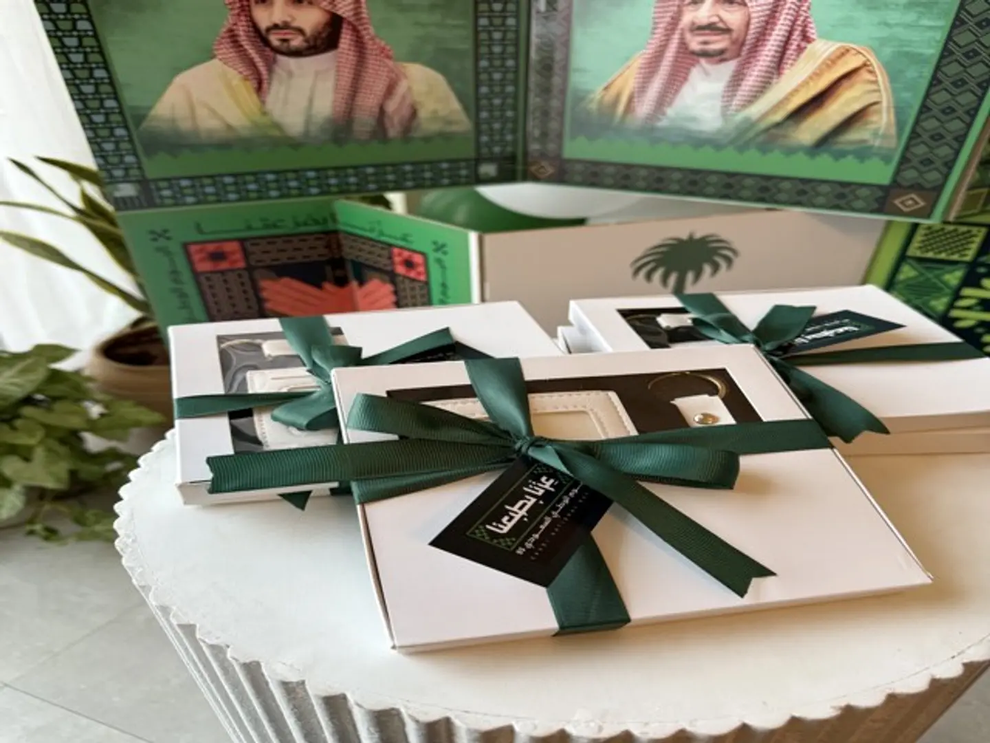 مجموعة هدية وطنية "عزنا بطبعنا" — محفظة وميدالية