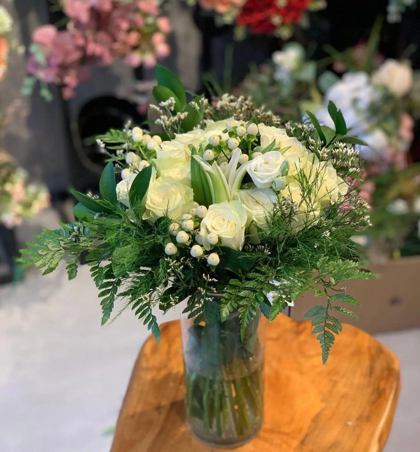 فازه ورد الحديقه البيضاء