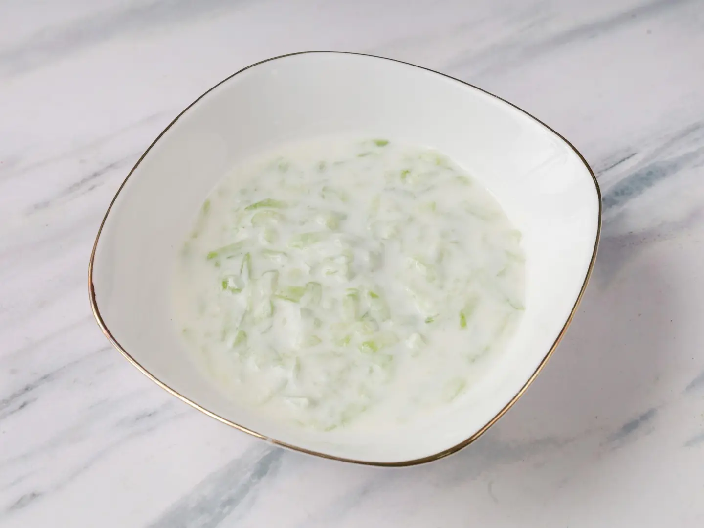 سلطة خيار باللبن