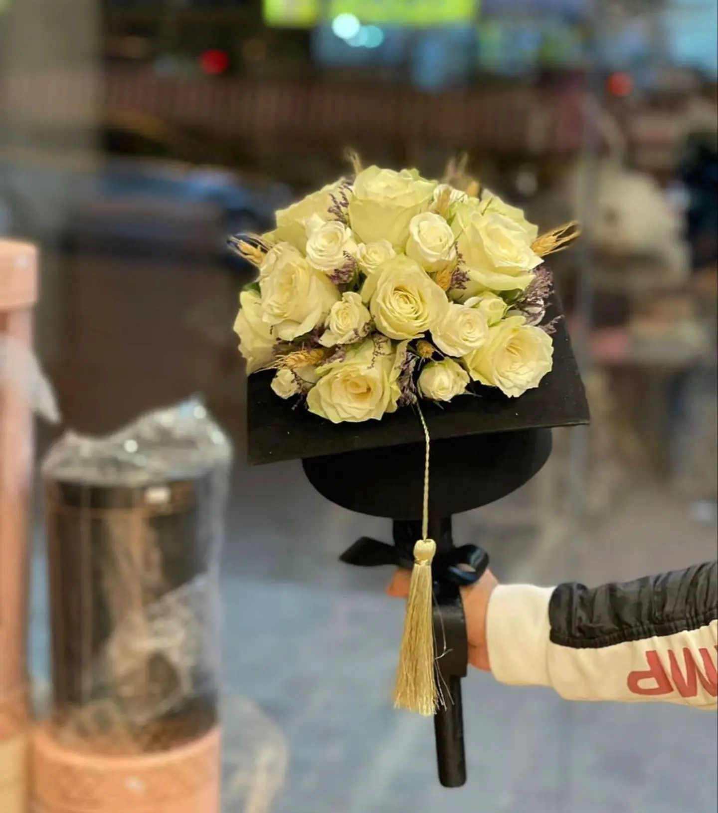 مسكة قبعة التخرج