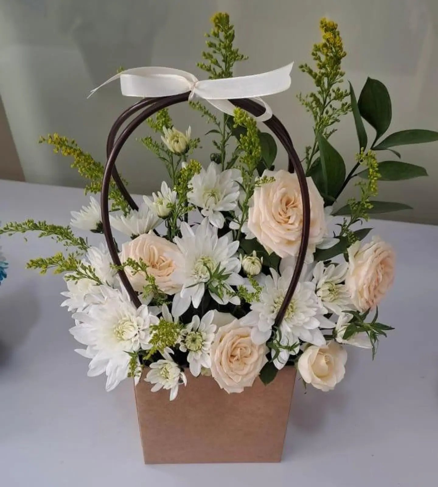 نقاء الورد الأبيض بتصميم شبكة الأناقة