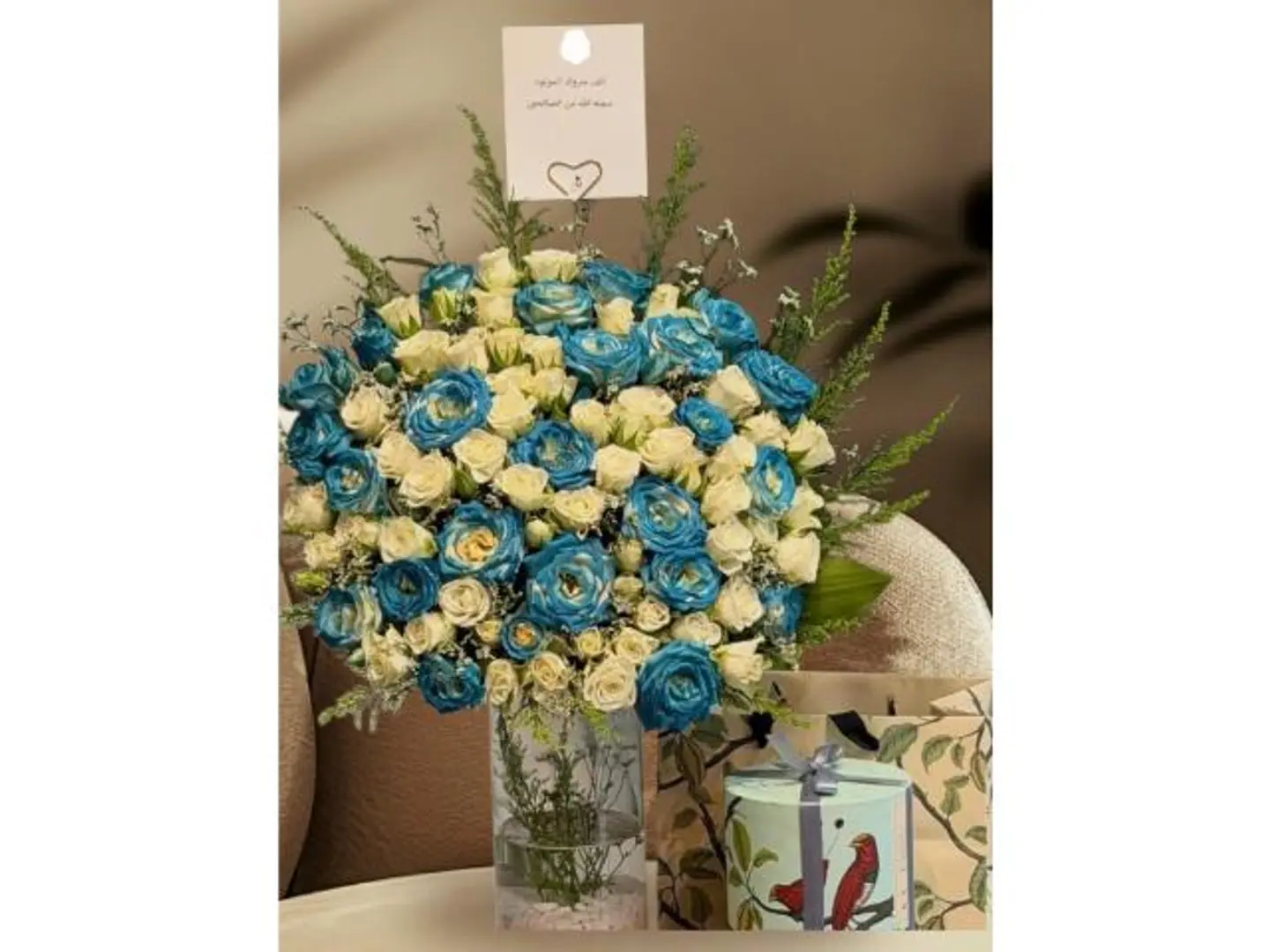 حلا انوش نص كيلو مع فازه ورد