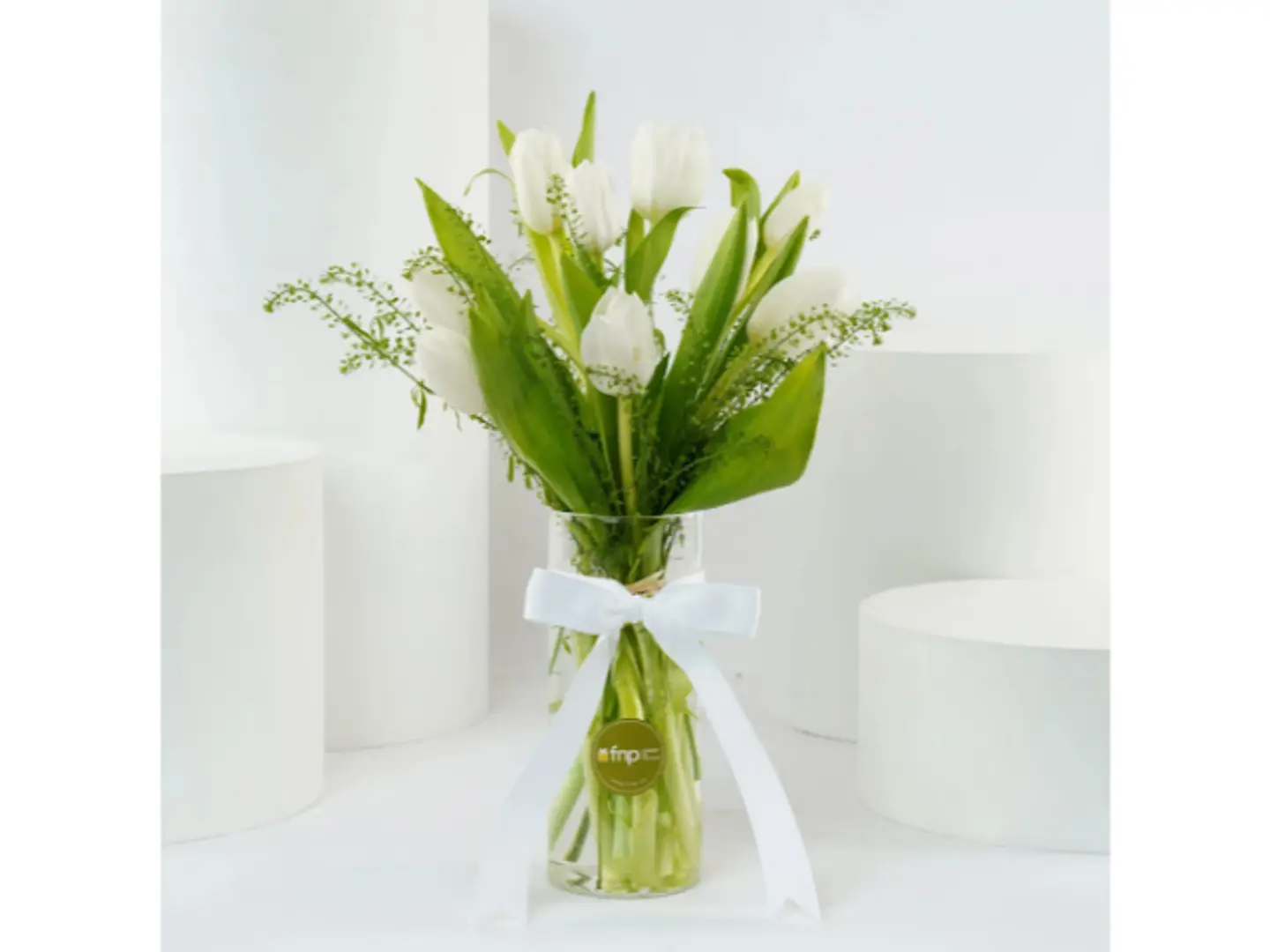 مزهرية توليب بيضاء من إيناس