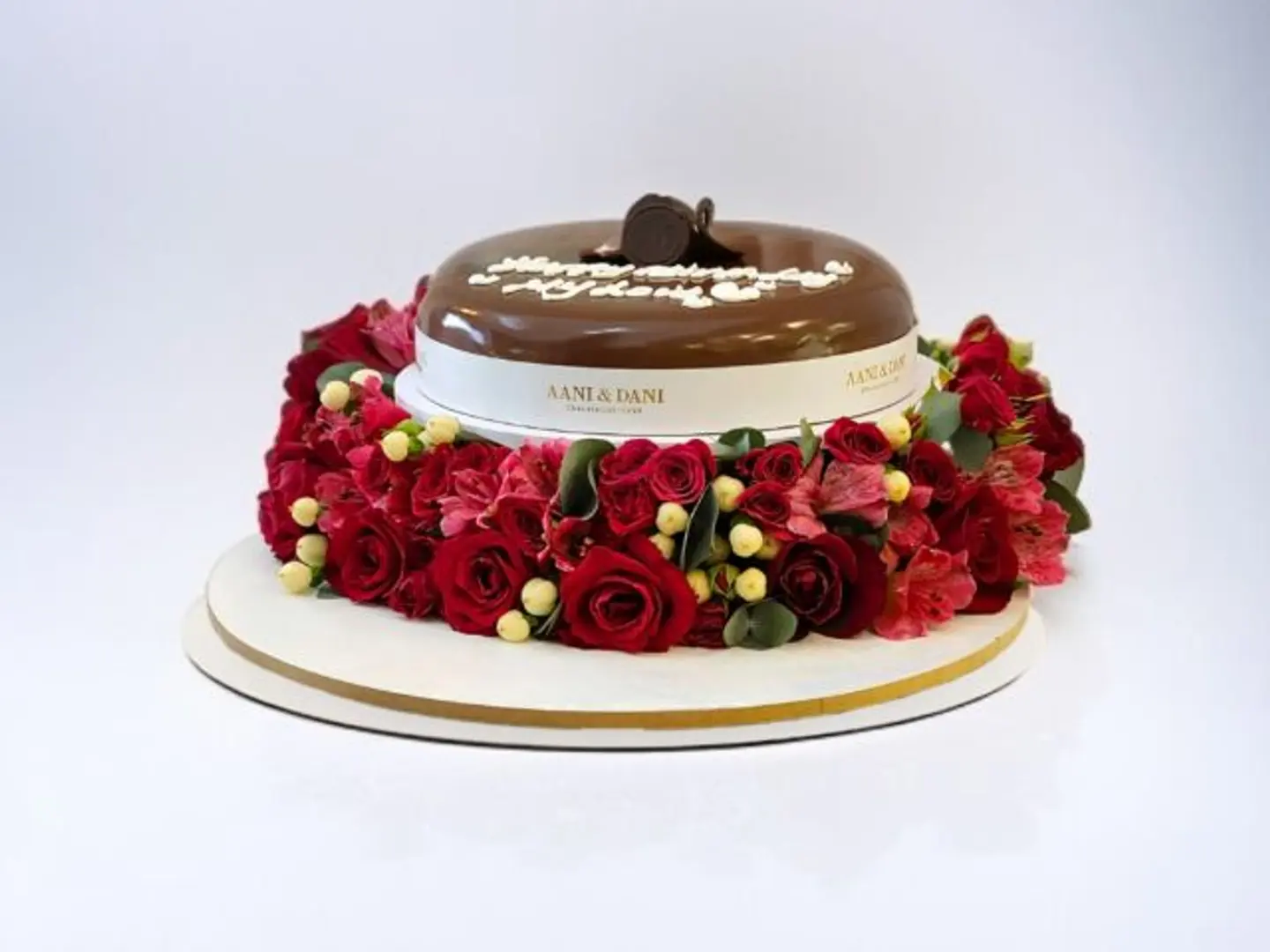 تنسيق الورد مع كيك شوكولاتة