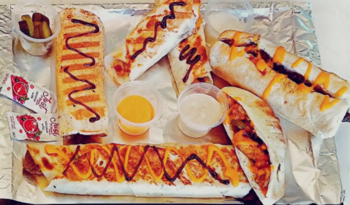 سندويتش مشكل فلافل - خبز لبناني