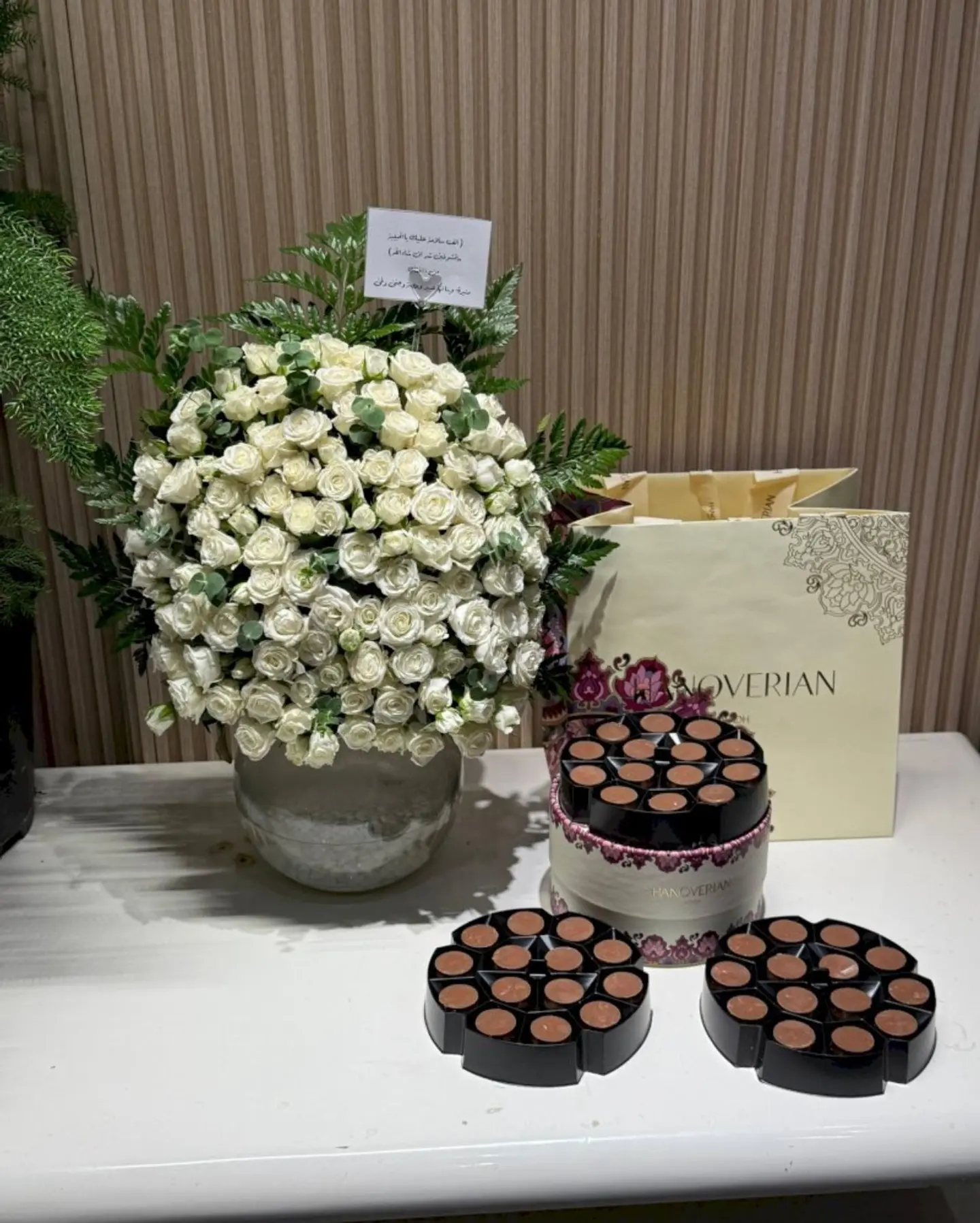 White Baby Rose Vase With Hanoverian Chocolate