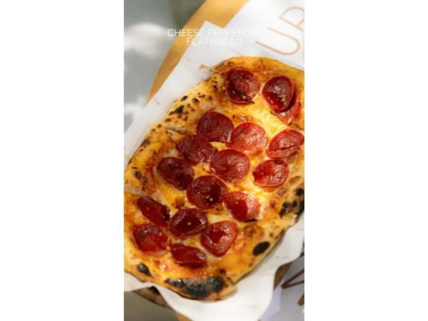 خبز مسطح بالبيبروني بالعسل