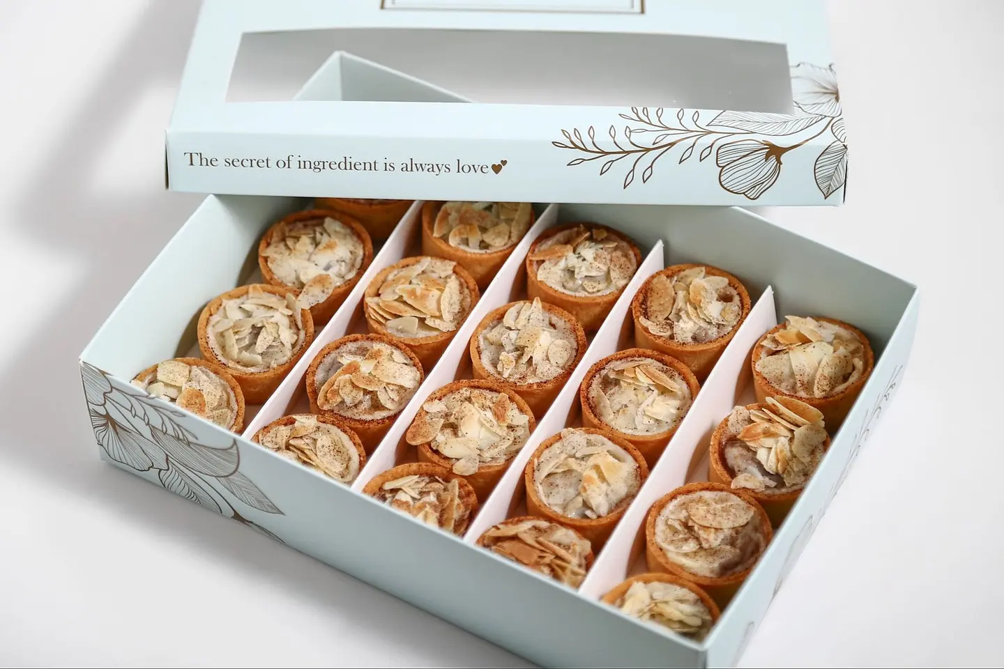 Mini Tart Cheese With Dates And Almonds