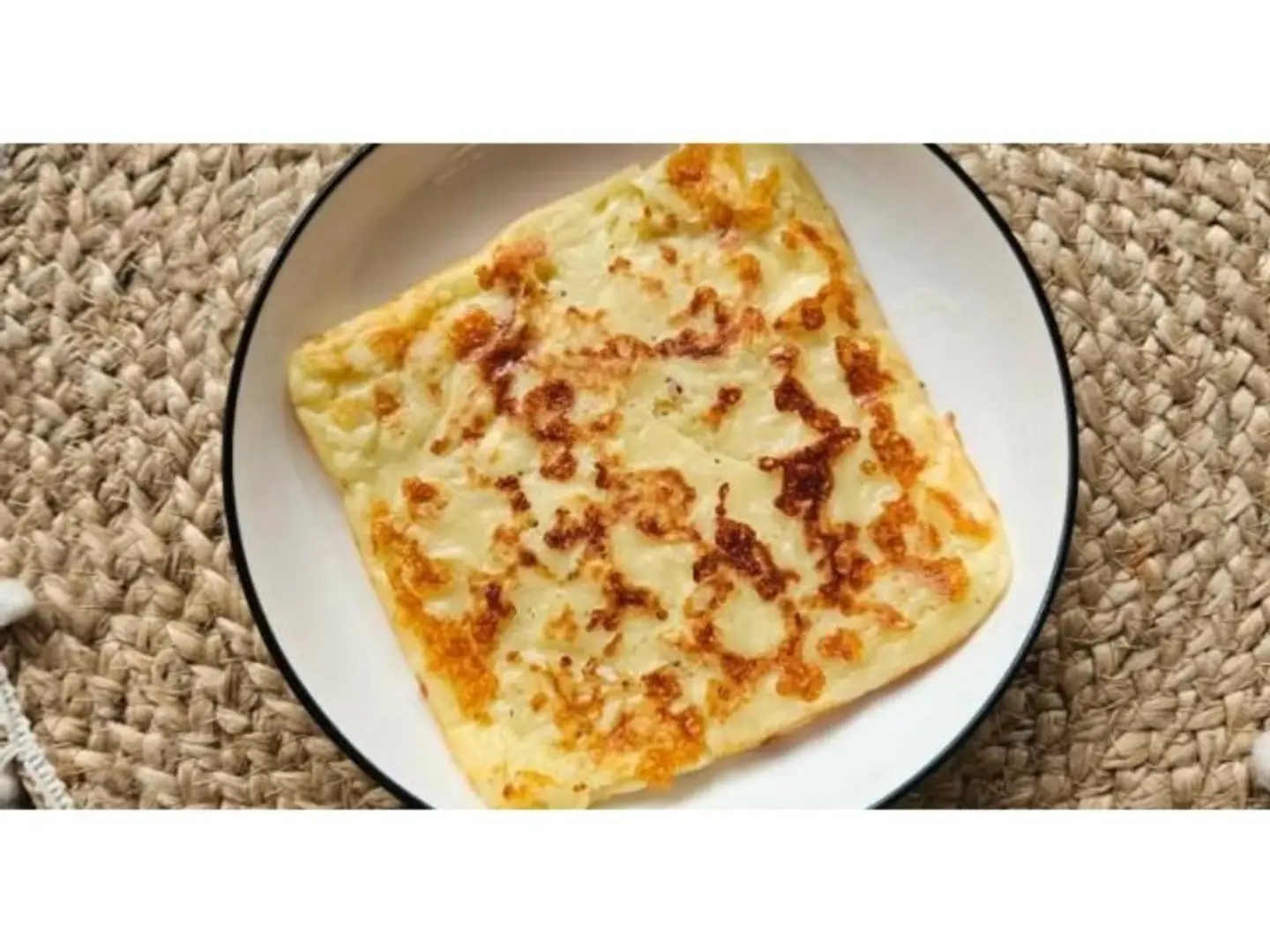 فطيرة مع جبنة شيدر والبيض