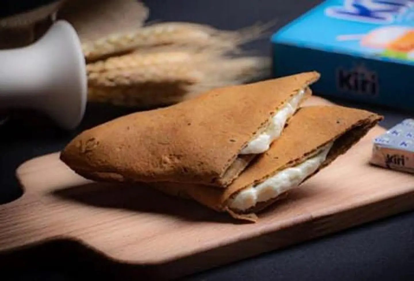 خبز احمر بالجبن