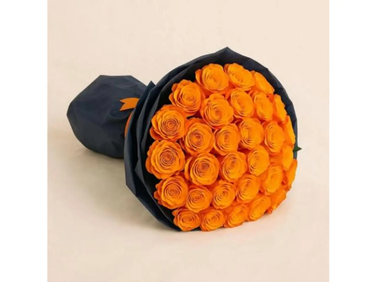 باقة ورد جوري لون برتقالي في غلاف أسود