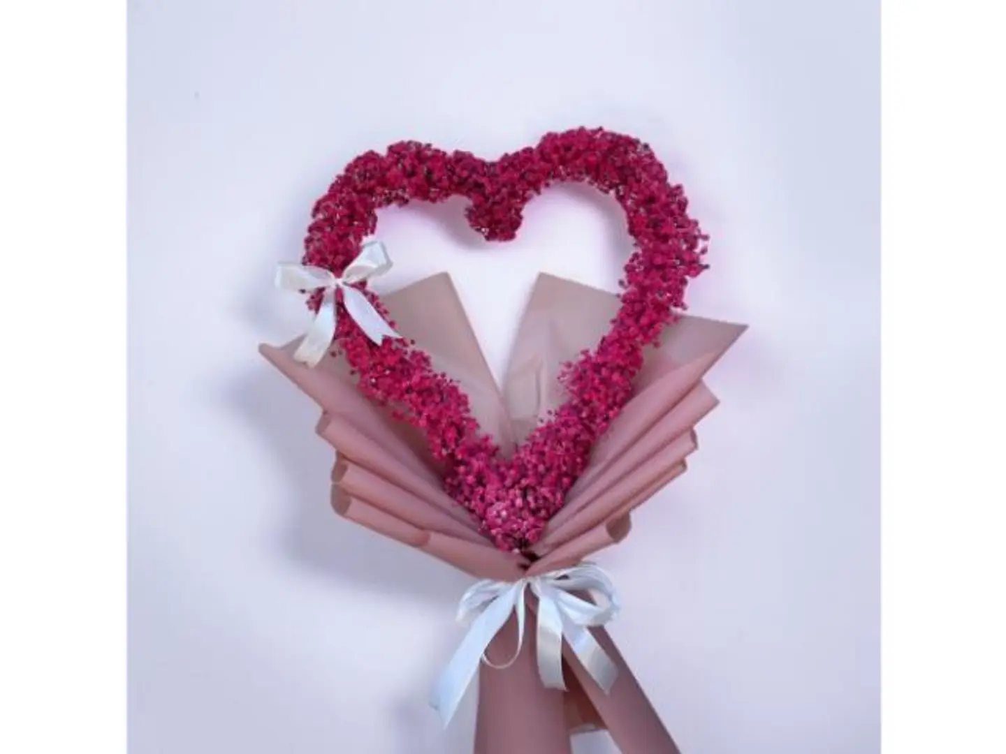 باقة قلب جيبسوفيلا على شكل قلب