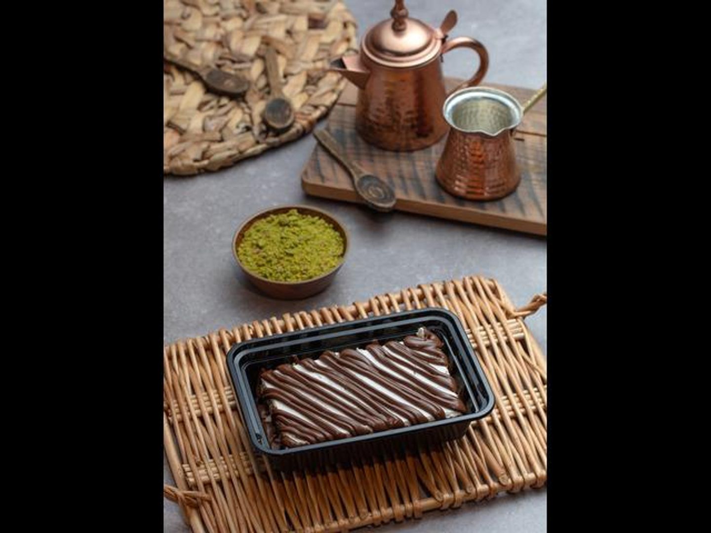 قشطوطة بسبوسة بالشوكلاته