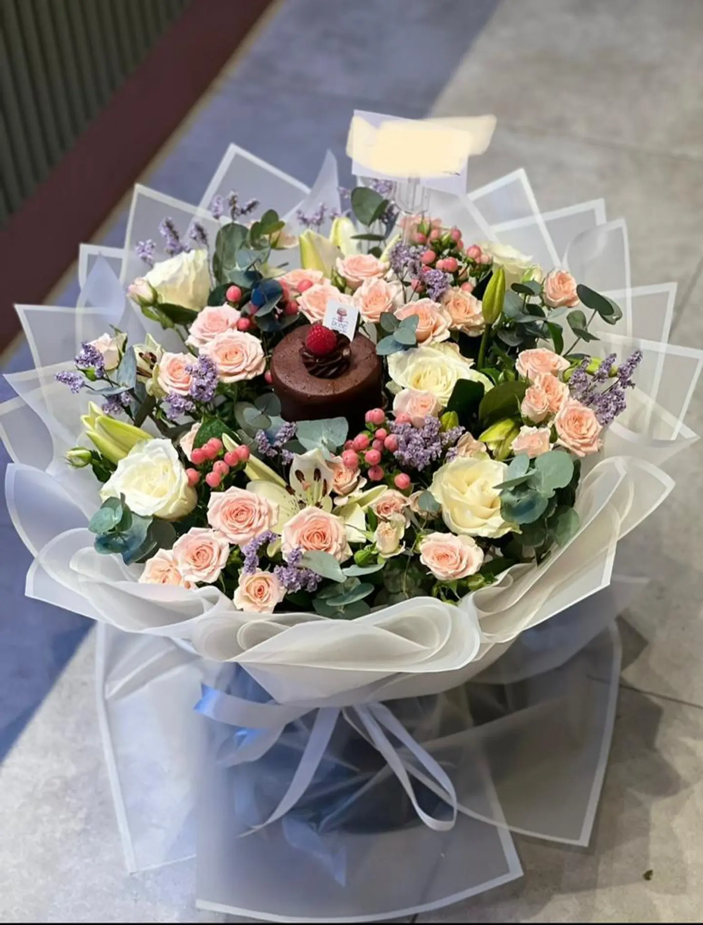 Natural Rose Bouquet With Cake