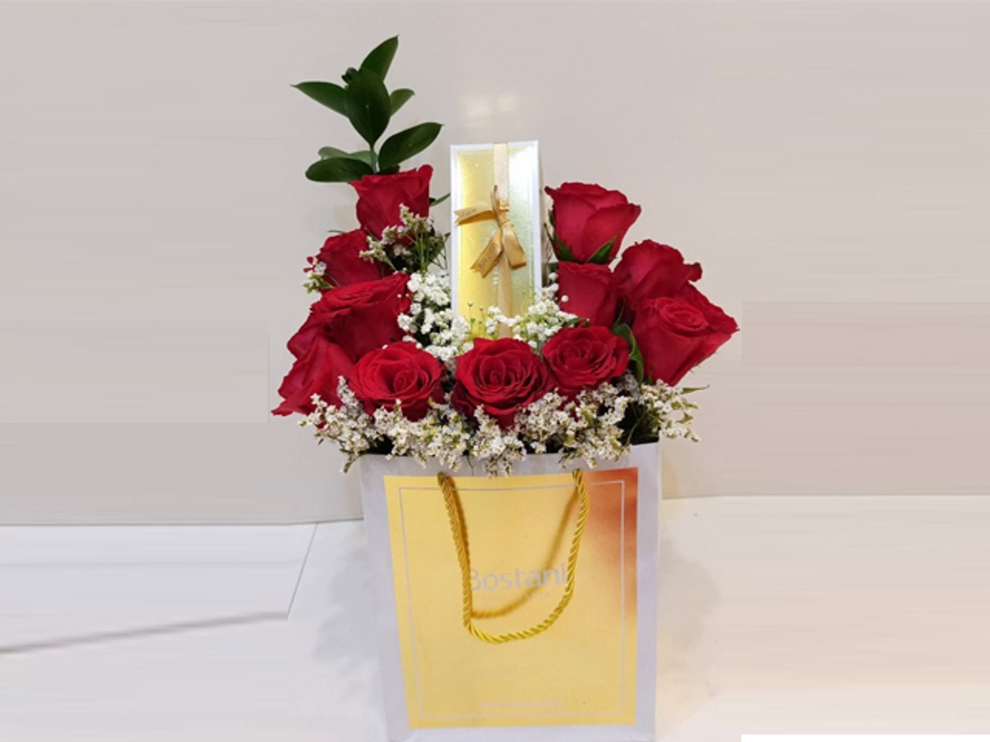 A Quarter Of A Kilo Of Bostani Chocolate With Roses