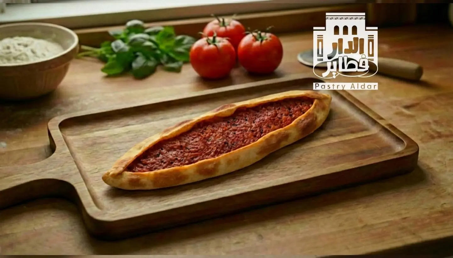 فطيرة محمرة وسط