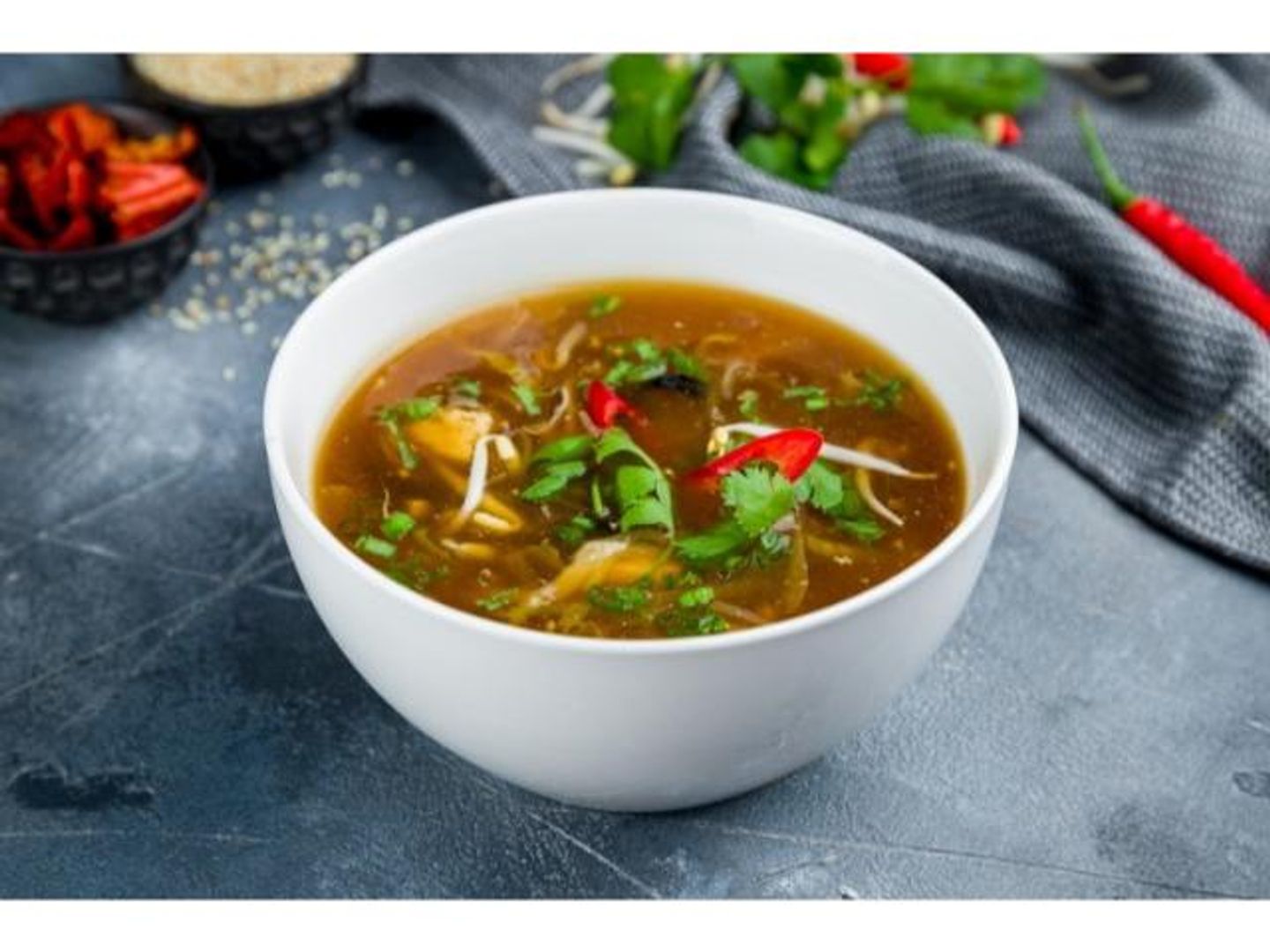 شوربة الدجاج الحارة والحامضة