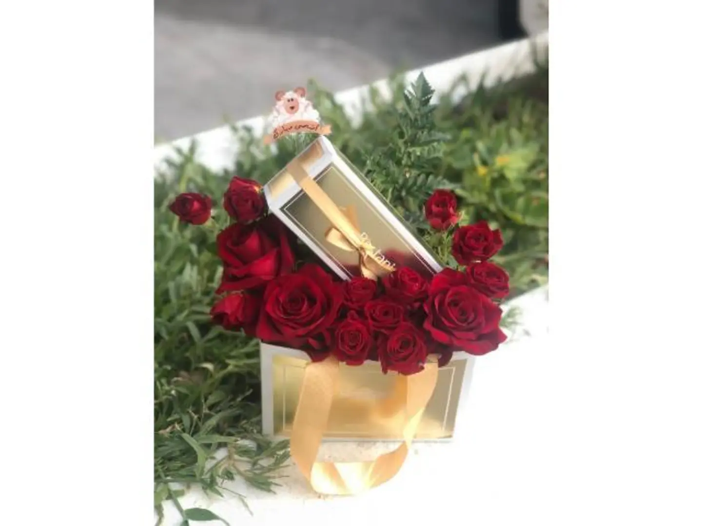 بوكس شوكلت بستاني مع الورد الاحمرالطبيعي