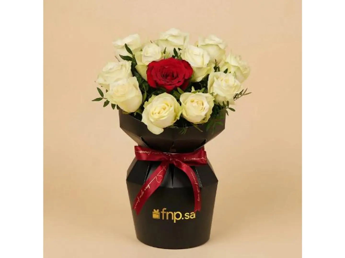 بوكيه ورد أبيض مع وردة حمراء