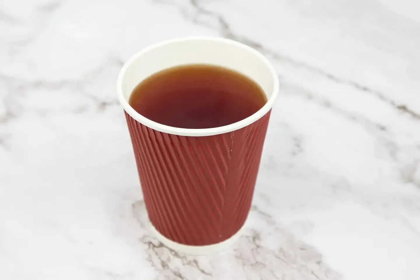 كوب شاي أحمر