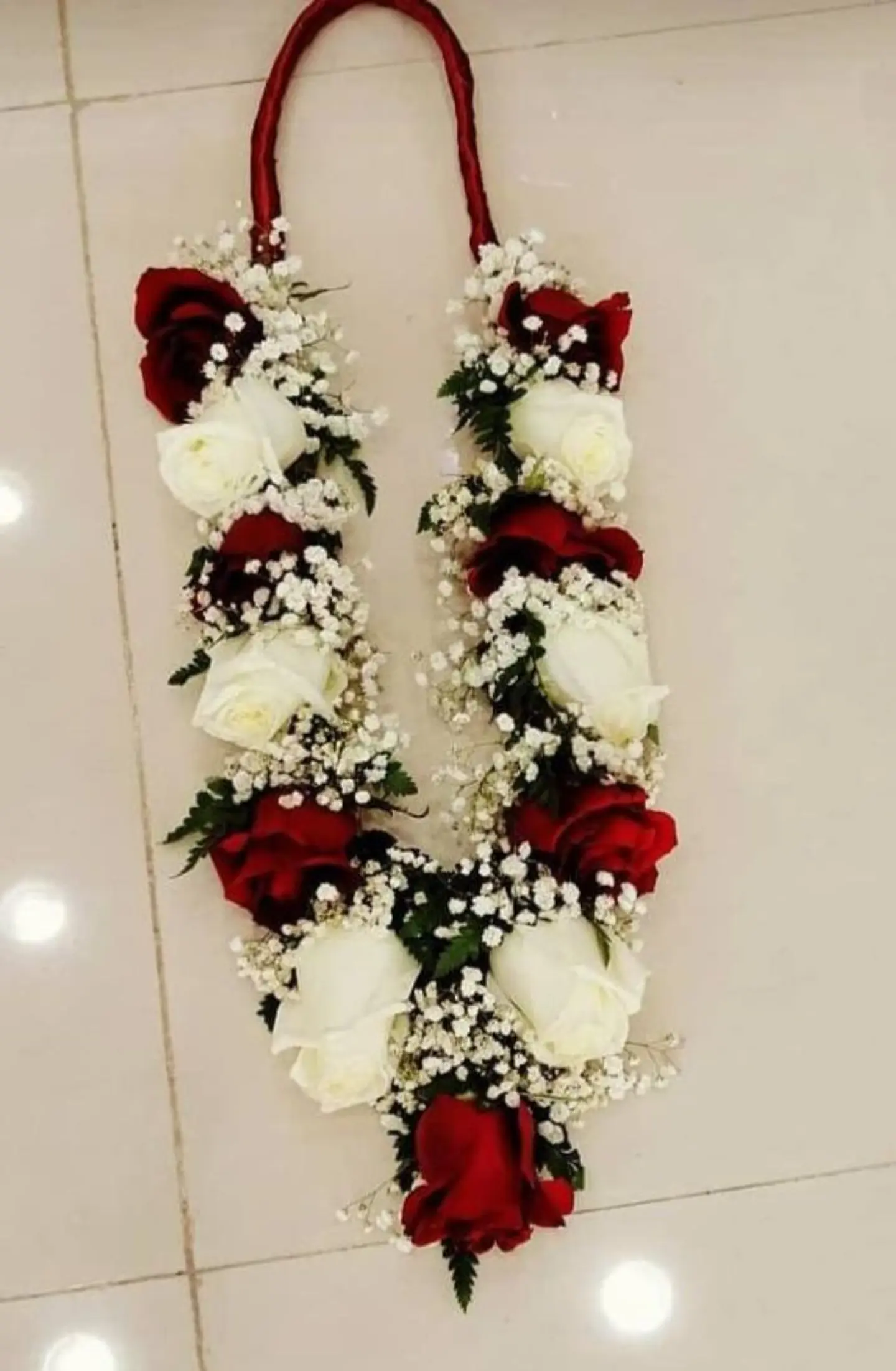 عقد أحمر وأبيض