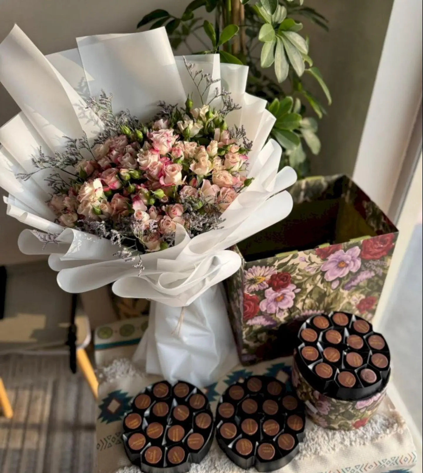Rose Bouquet With Hanoverian Chocolate
