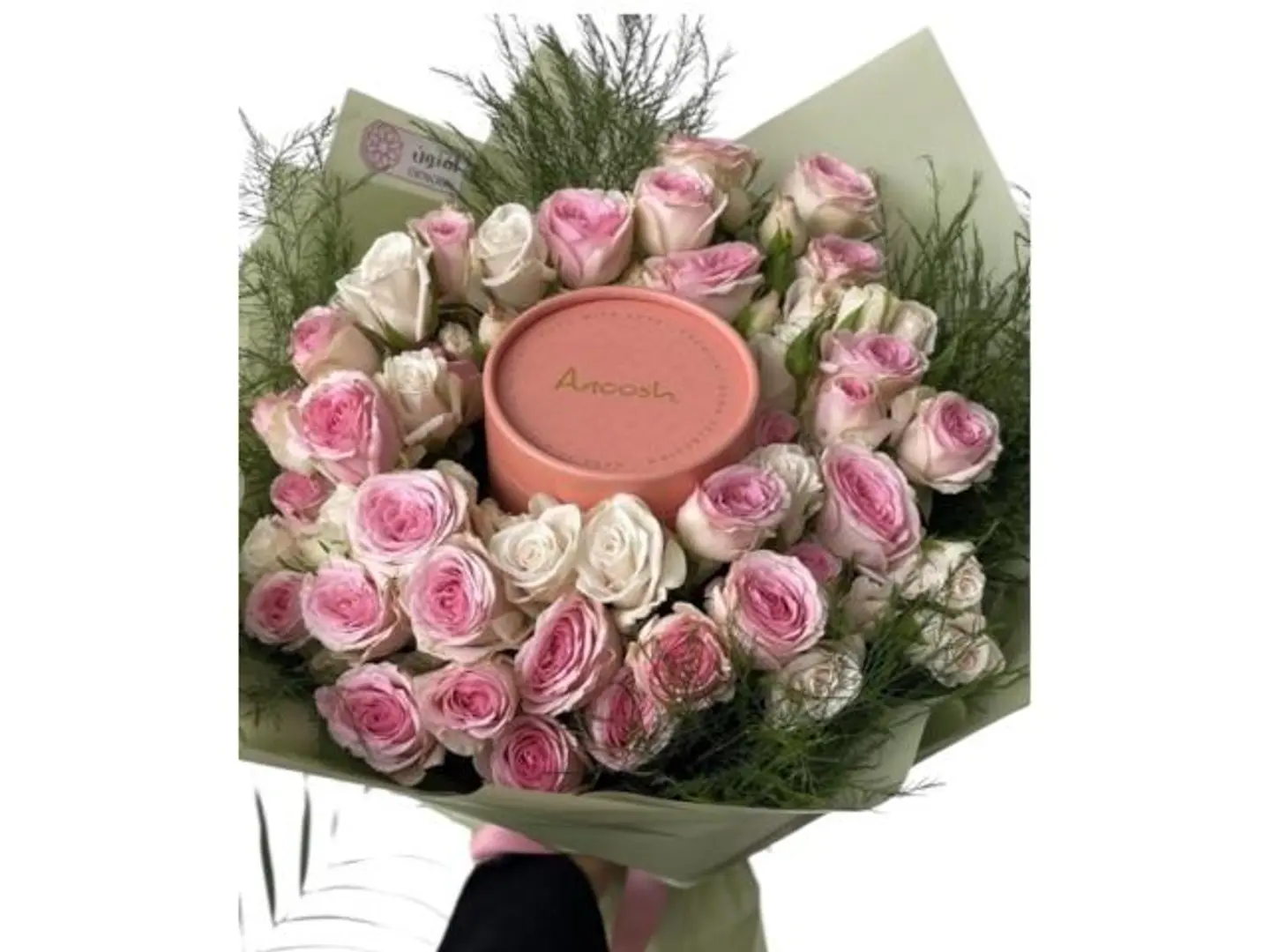 باقة وردية مع شوكلاتة انوش