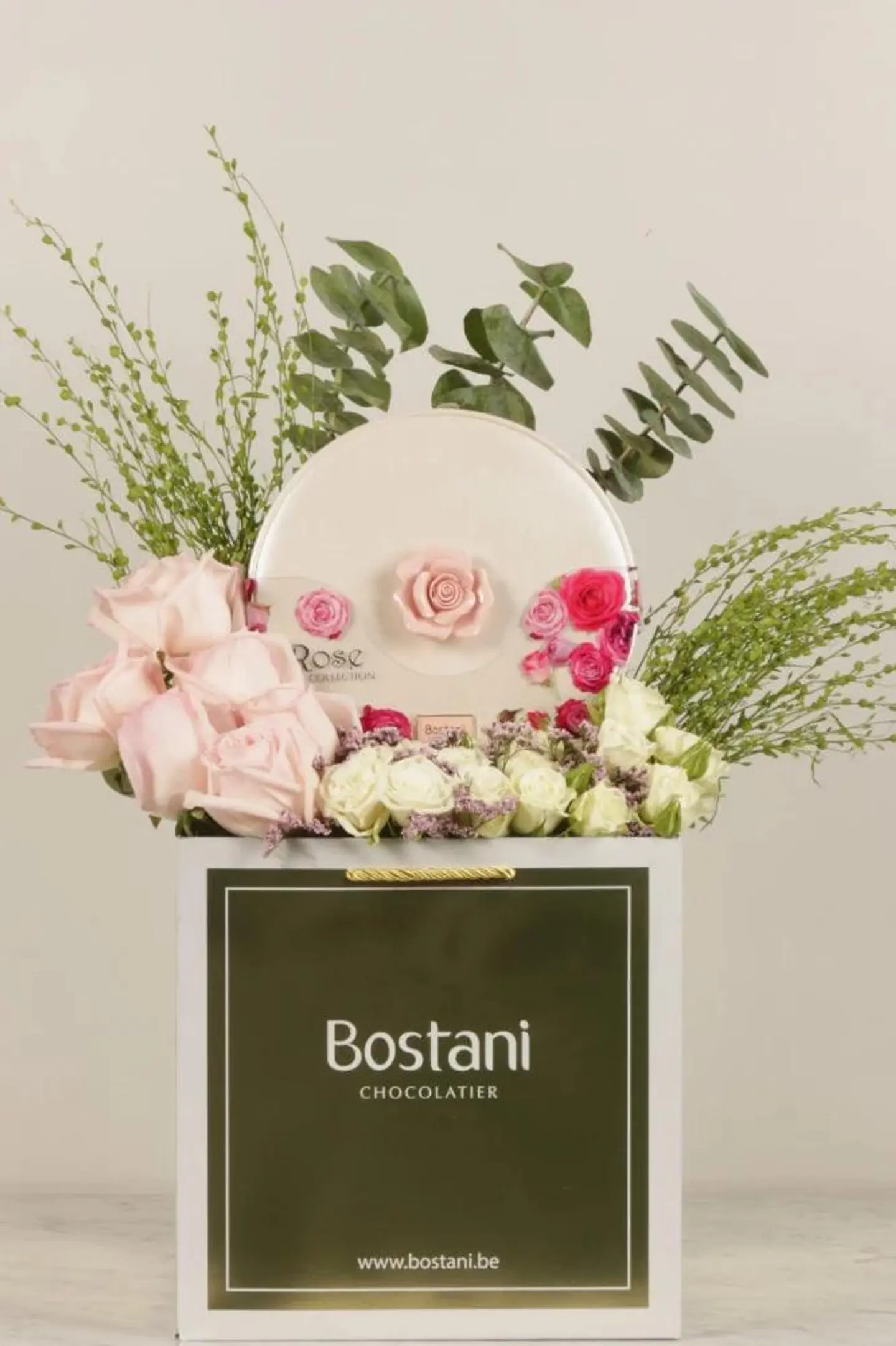 باتشي مع ثلاث وردات