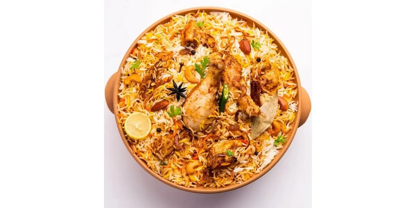نص مضغوط دجاج برياني مع ارز مزة