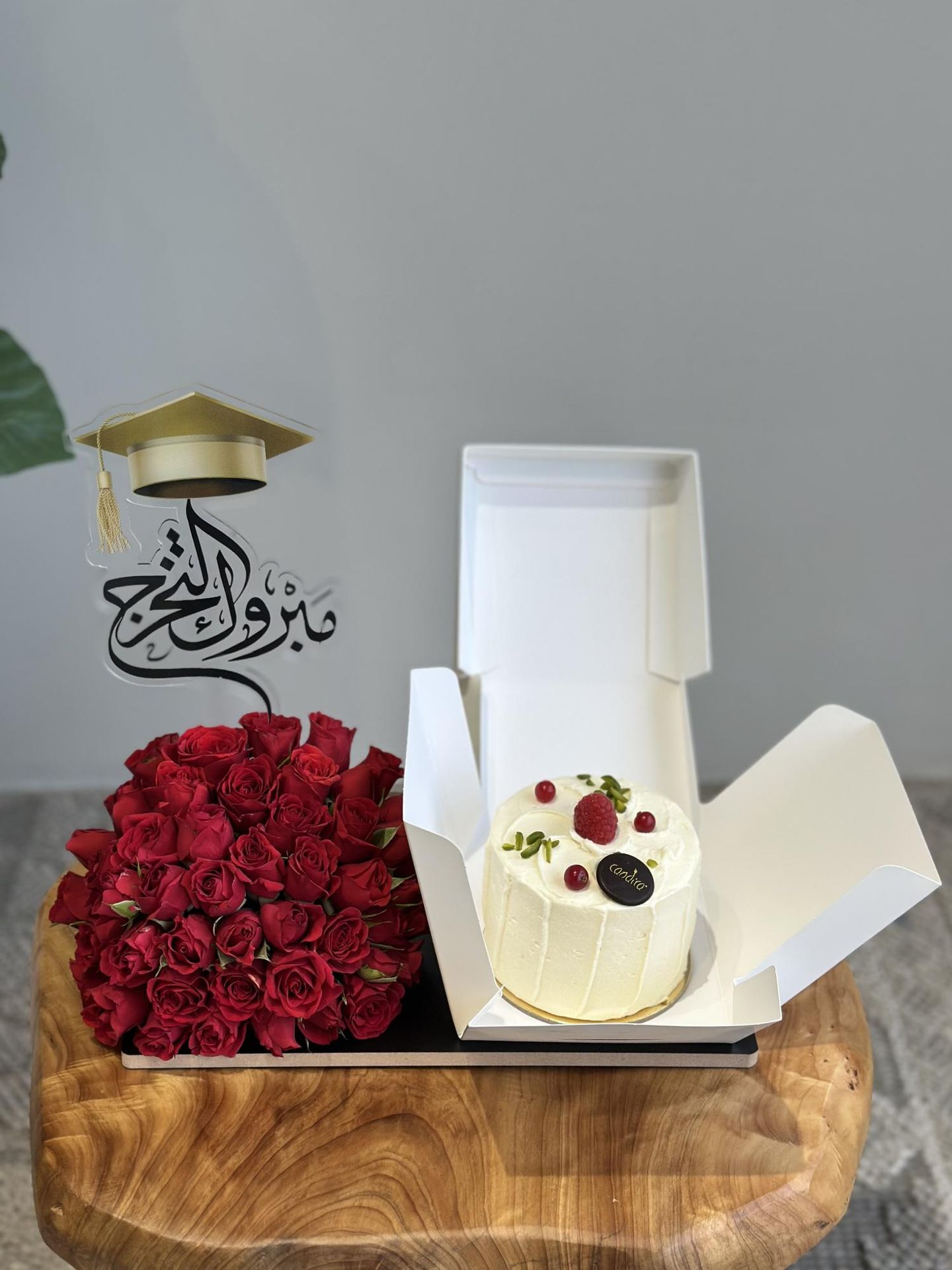قاعدة كيك تخرج احمر
