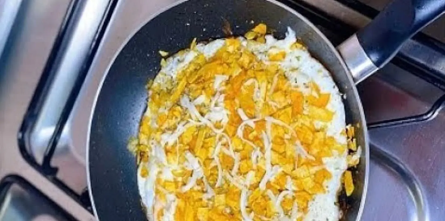 شيبس مع البيض