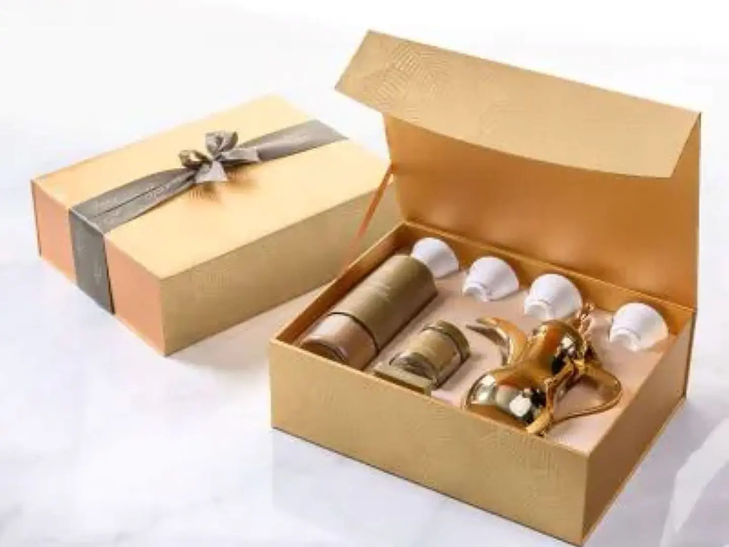 مجموعة القهوة السعودية مع التمر