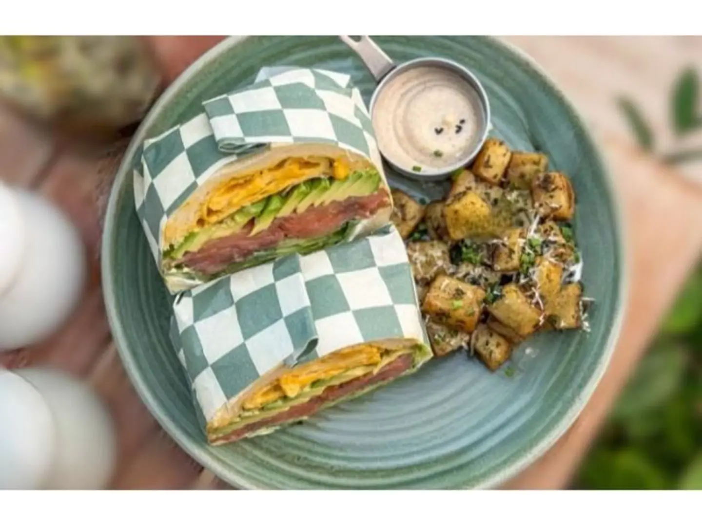 كلوب ساندويتش السالمون والافوجادو