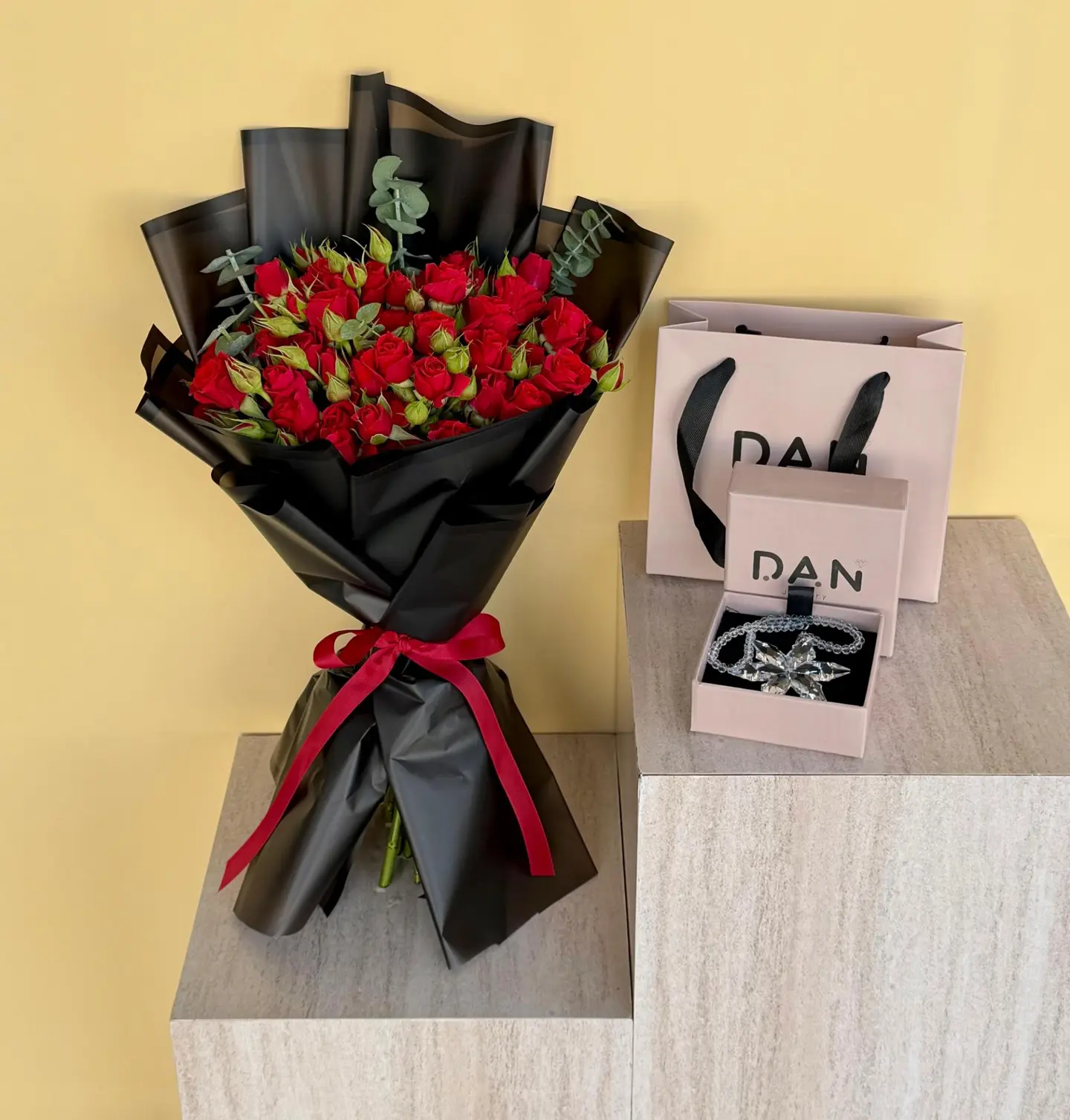 تعليقة سيارة من براند دان مع بوكية الرخصة