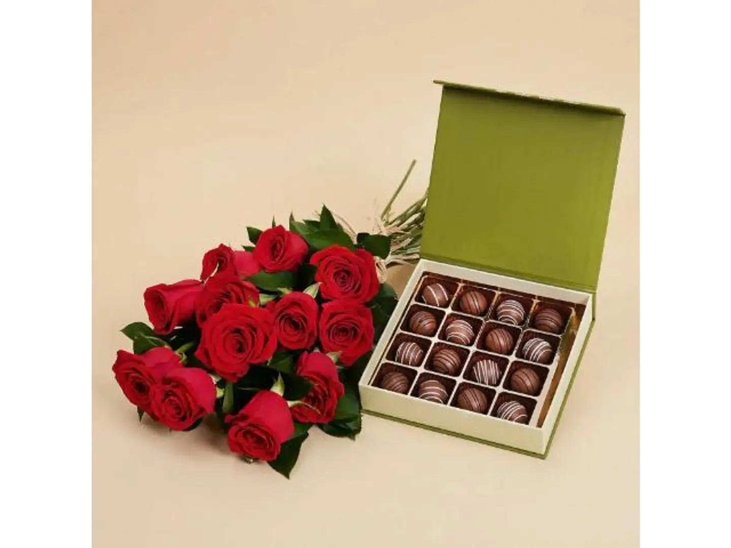 علبة شوكولاتة ومسكة يد ورد احمر