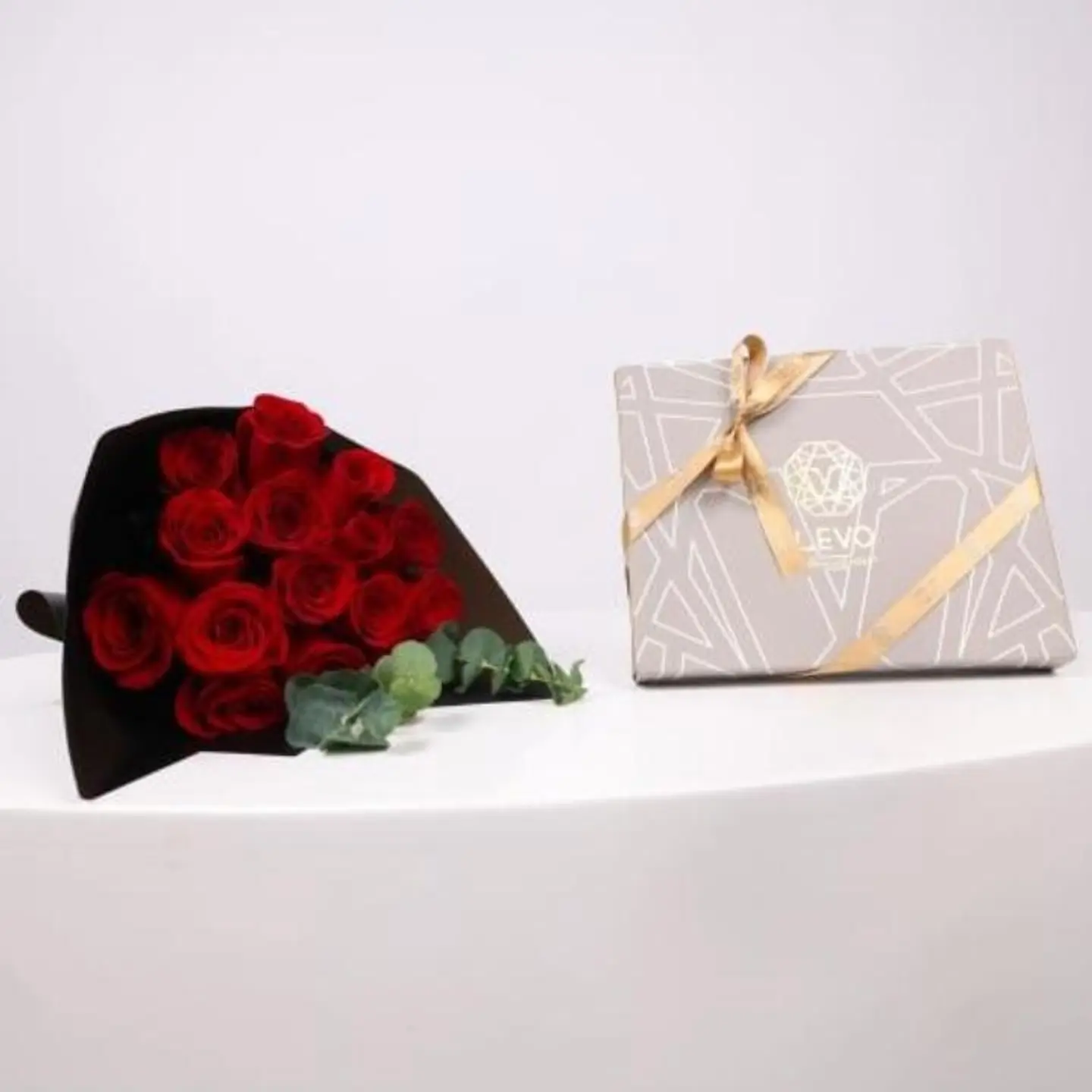 سلة ورد جوري أحمر مع شوكولاتة - ألوان وردية