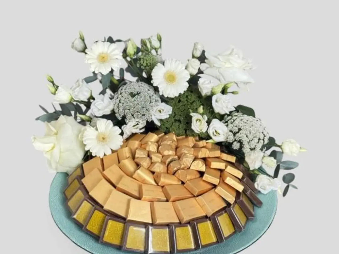 تنسيق صينية شوكولاتة مع ورد