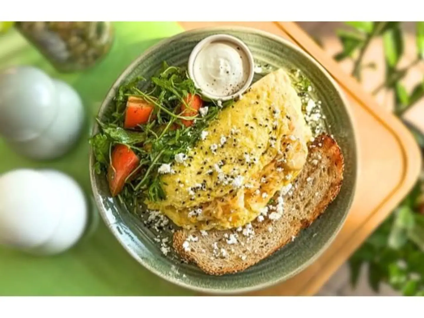 أومليت مع البطاطس على الطريقة اليونانية