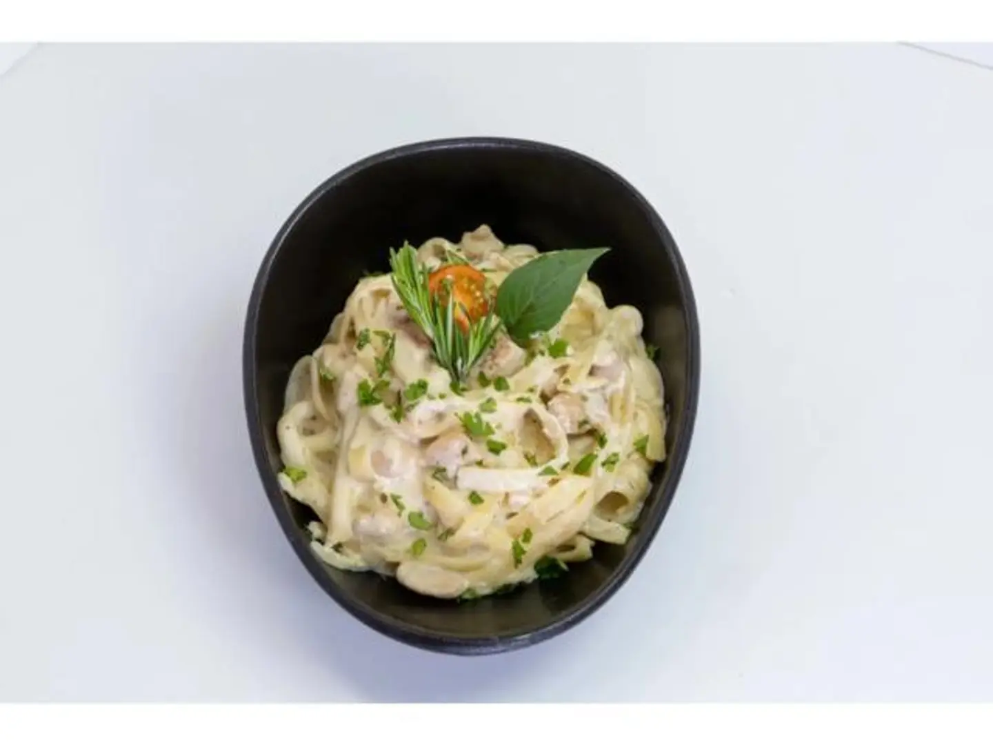 Pasta With Chicken In White Sauce