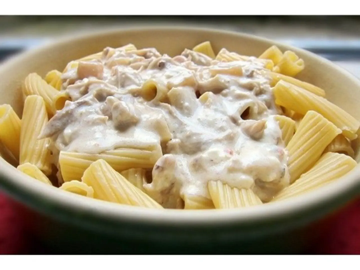 مكرونه بالصوص الأبيض