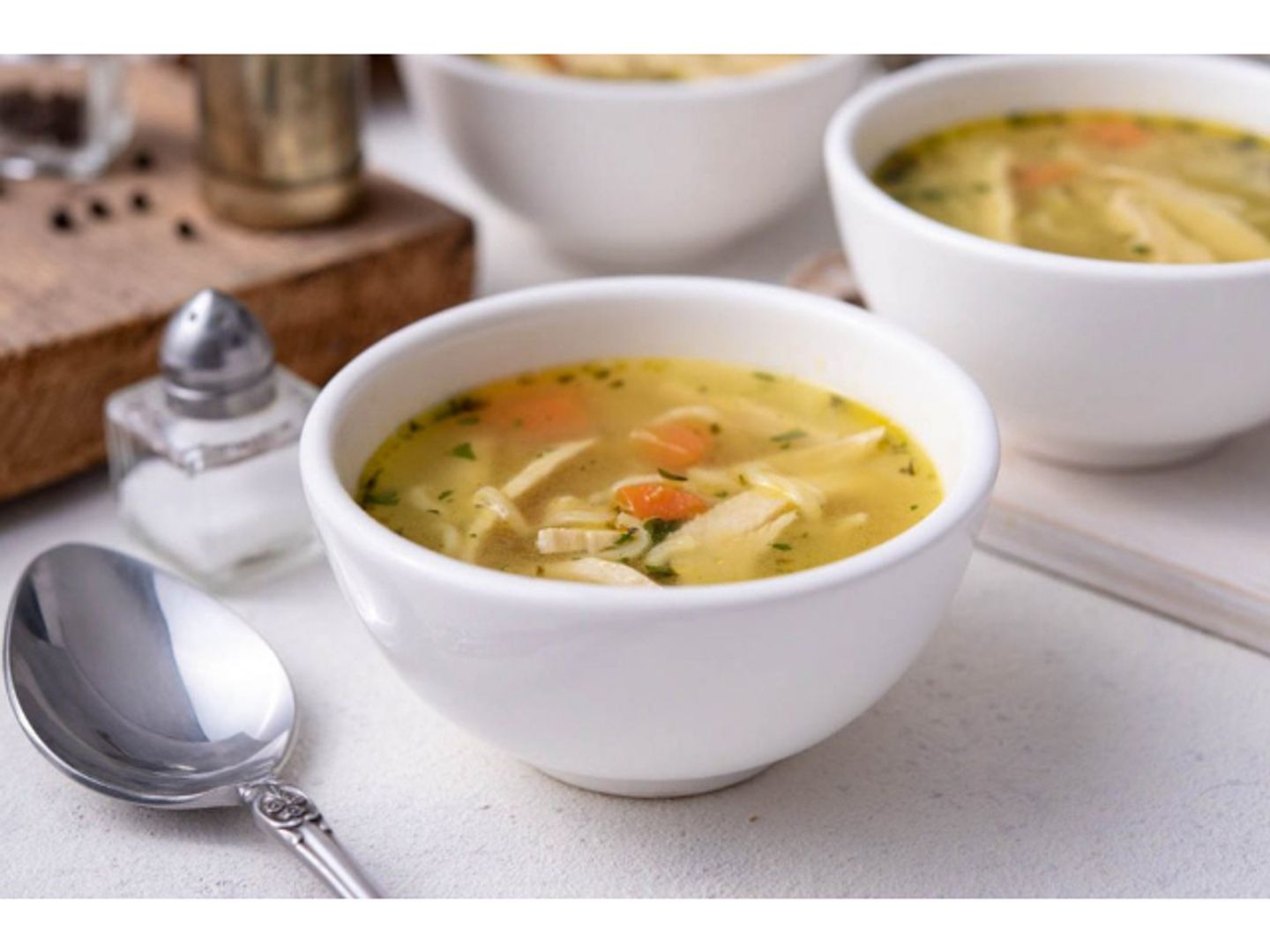 شوربة الدجاج بالليمون