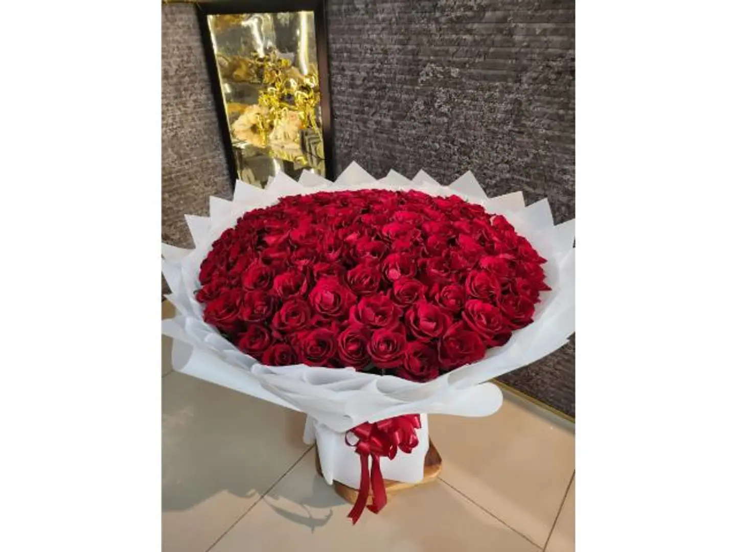 باقه ورد كبيره باللون الأحمر